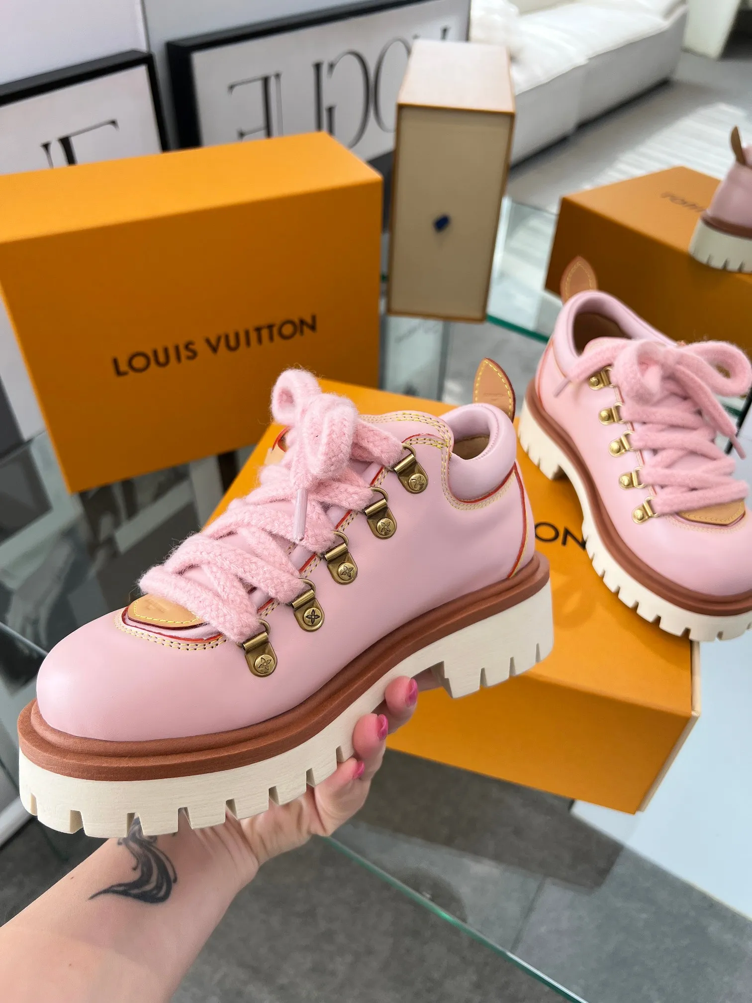 Factory direct sales p640🐘🐘Women's shoes Women's LV new couple's thick-soled hiking shoes, your original custom-made large-soled shoe brand, giving your feet flexibility and freedom, a good pair of shoes to wear all summer. Fabric: top-layer imported calfskin cowhide lining Size: 35-46 Welcome to send pictures to place orders